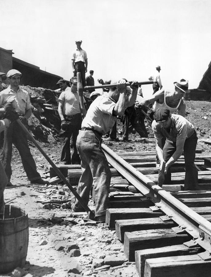 men-laying-railroad-track-underwood-archives